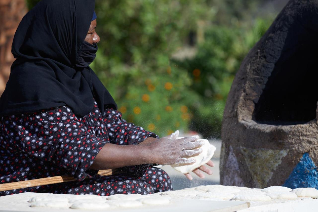 Steigenberger Resort Achti Luxor Exterior foto A woman kneading bread in Zanzibar