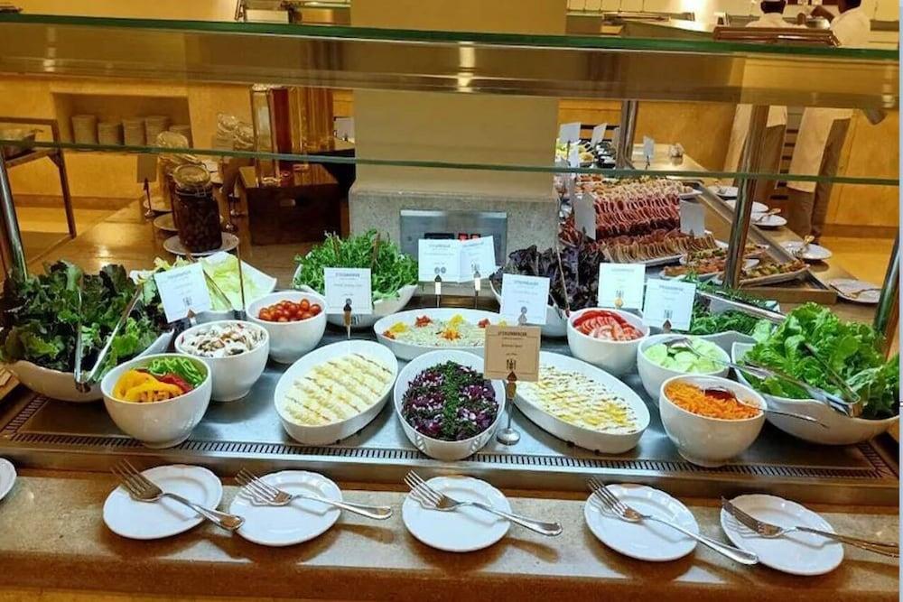 Steigenberger Resort Achti Luxor Exterior foto A salad bar