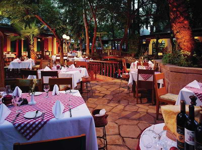 Steigenberger Resort Achti Luxor Exterior foto The patio at the restaurant