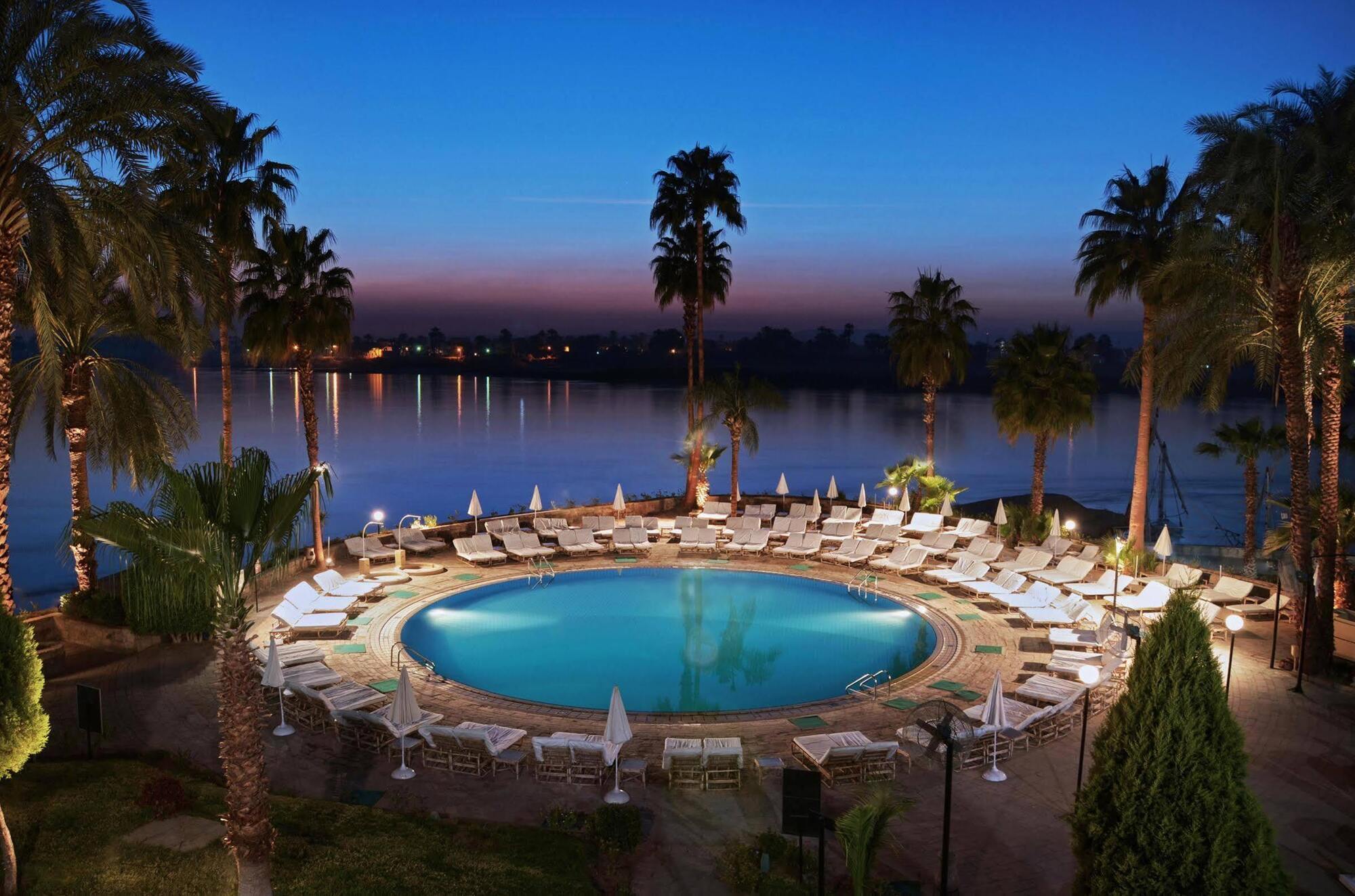 Steigenberger Resort Achti Luxor Exterior foto The pool at the Four Seasons Hotel, Cairo