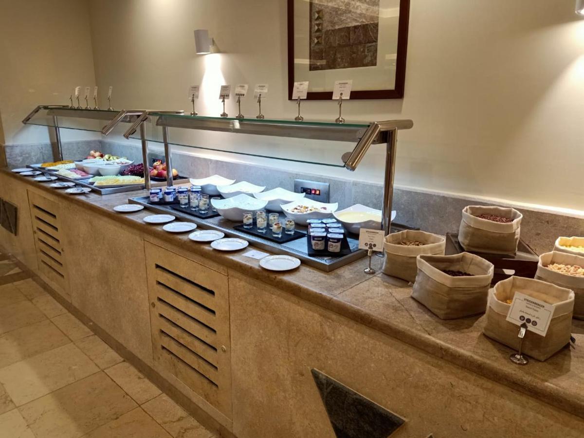 Steigenberger Resort Achti Luxor Exterior foto A buffet at a hotel