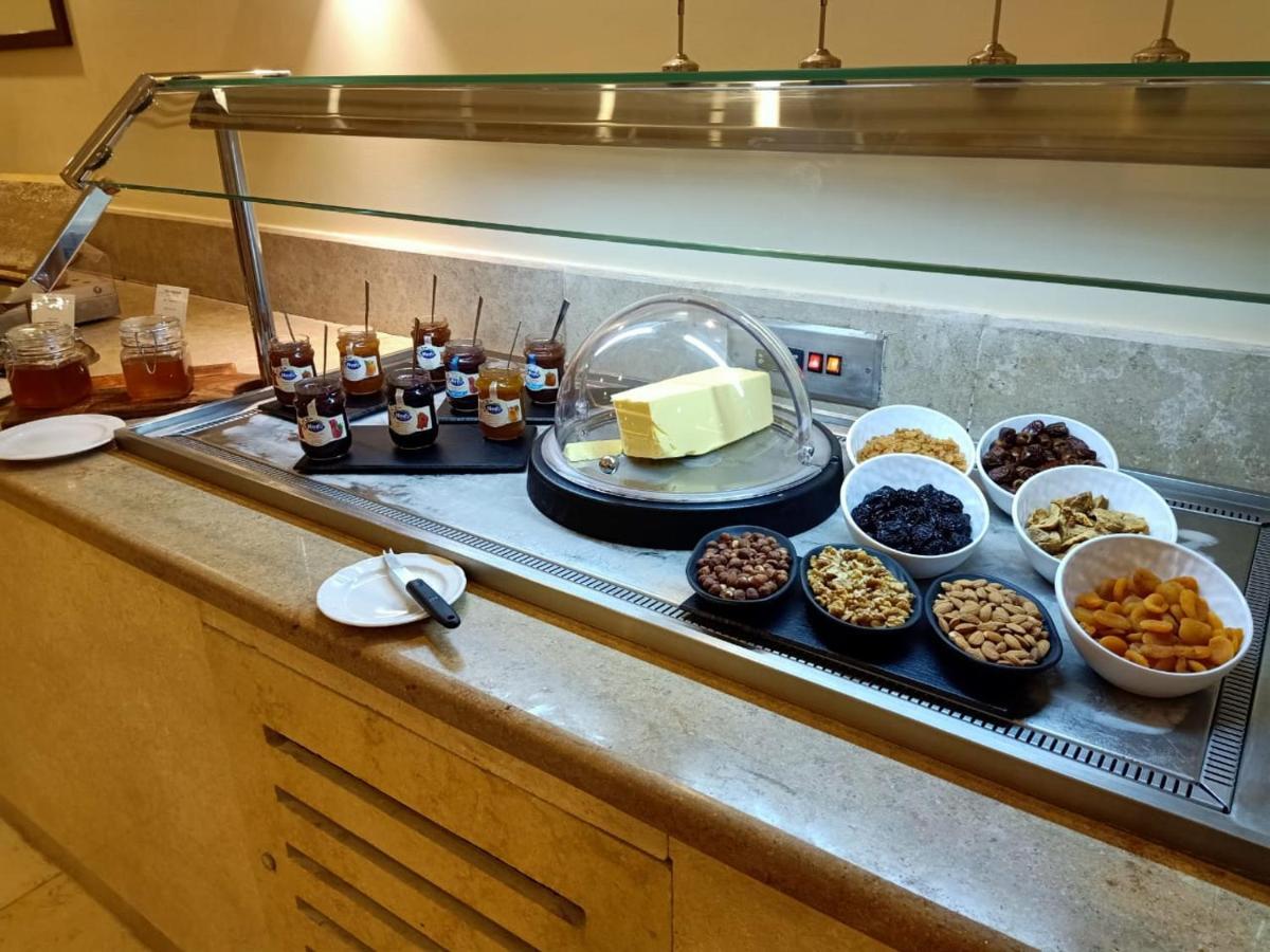 Steigenberger Resort Achti Luxor Exterior foto A cheese display