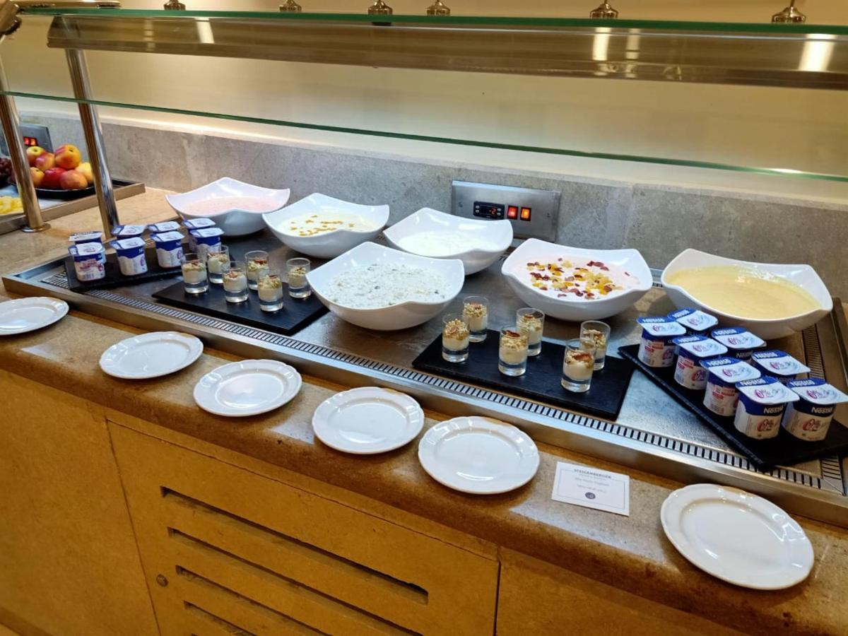 Steigenberger Resort Achti Luxor Exterior foto A selection of desserts at a buffet