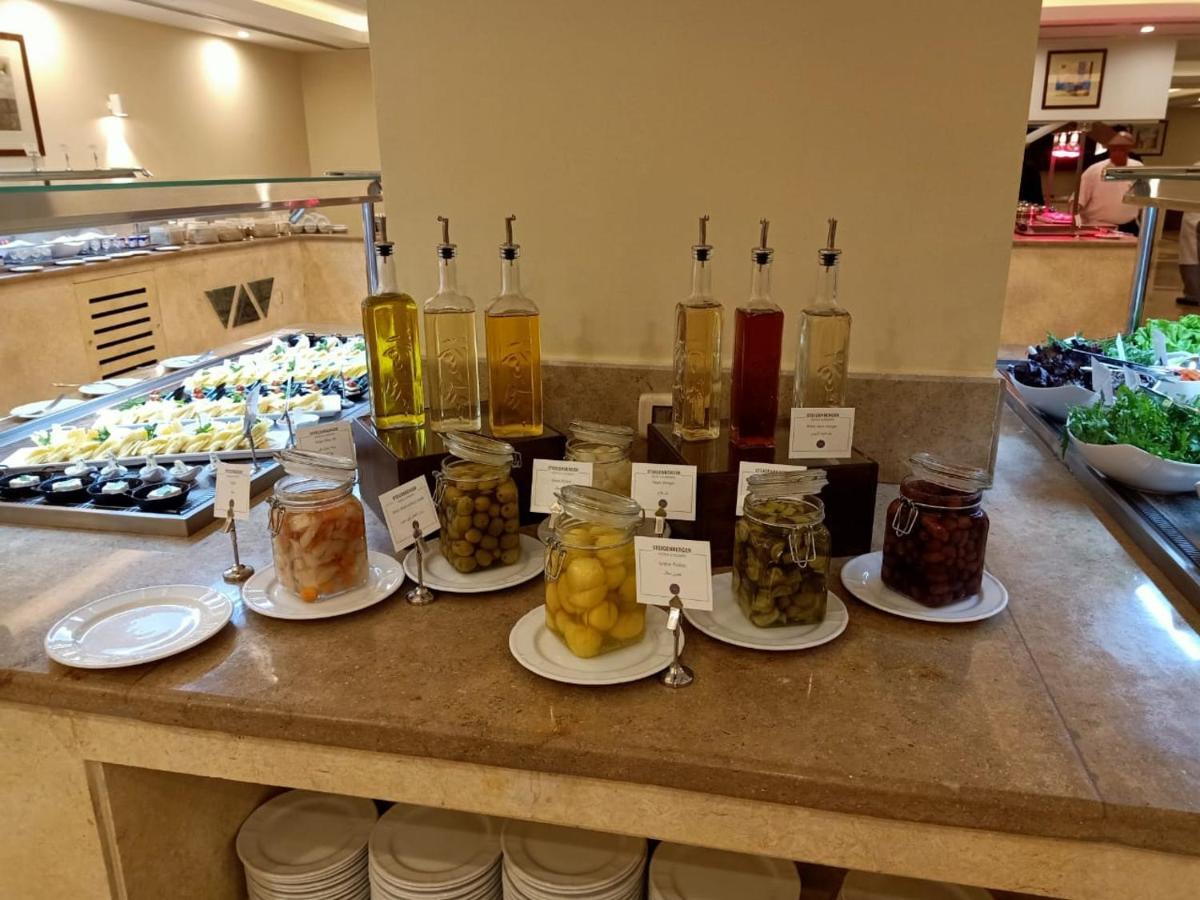 Steigenberger Resort Achti Luxor Exterior foto A selection of olive oils and olives at a buffet