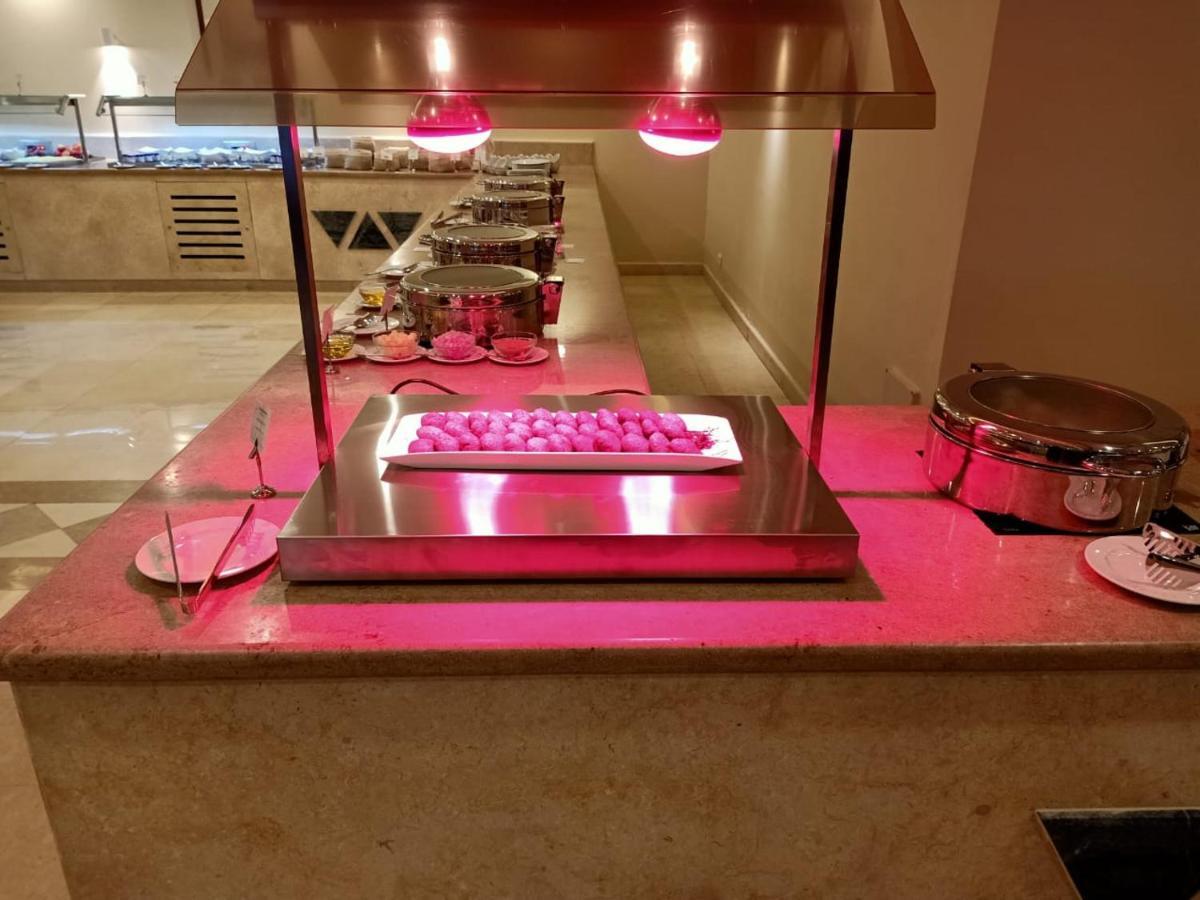 Steigenberger Resort Achti Luxor Exterior foto A chafing dish with a heat lamp
