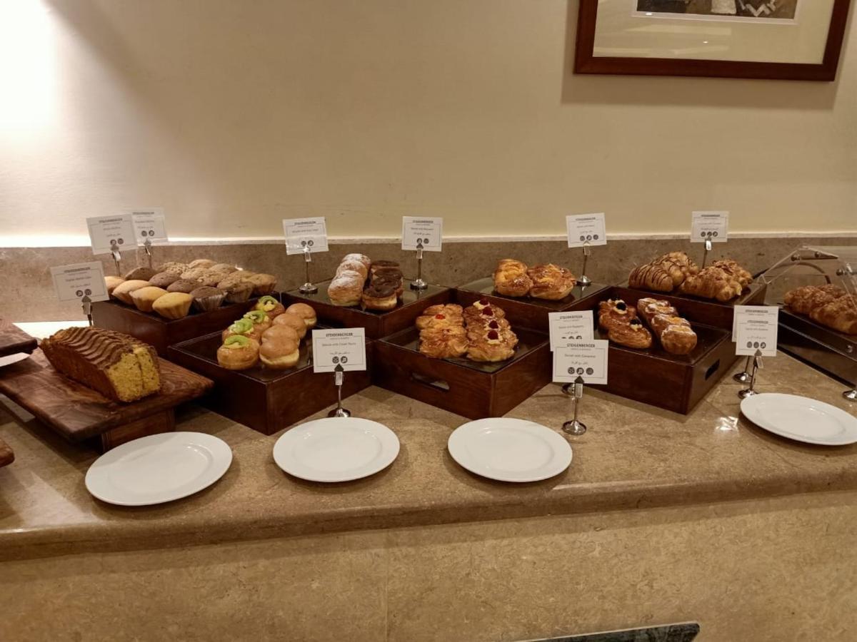 Steigenberger Resort Achti Luxor Exterior foto A selection of breads and pastries at a buffet