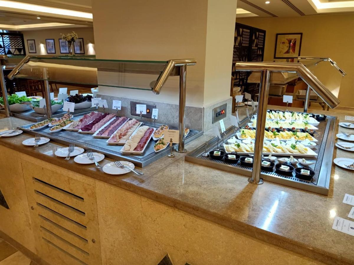 Steigenberger Resort Achti Luxor Exterior foto A buffet at a hotel