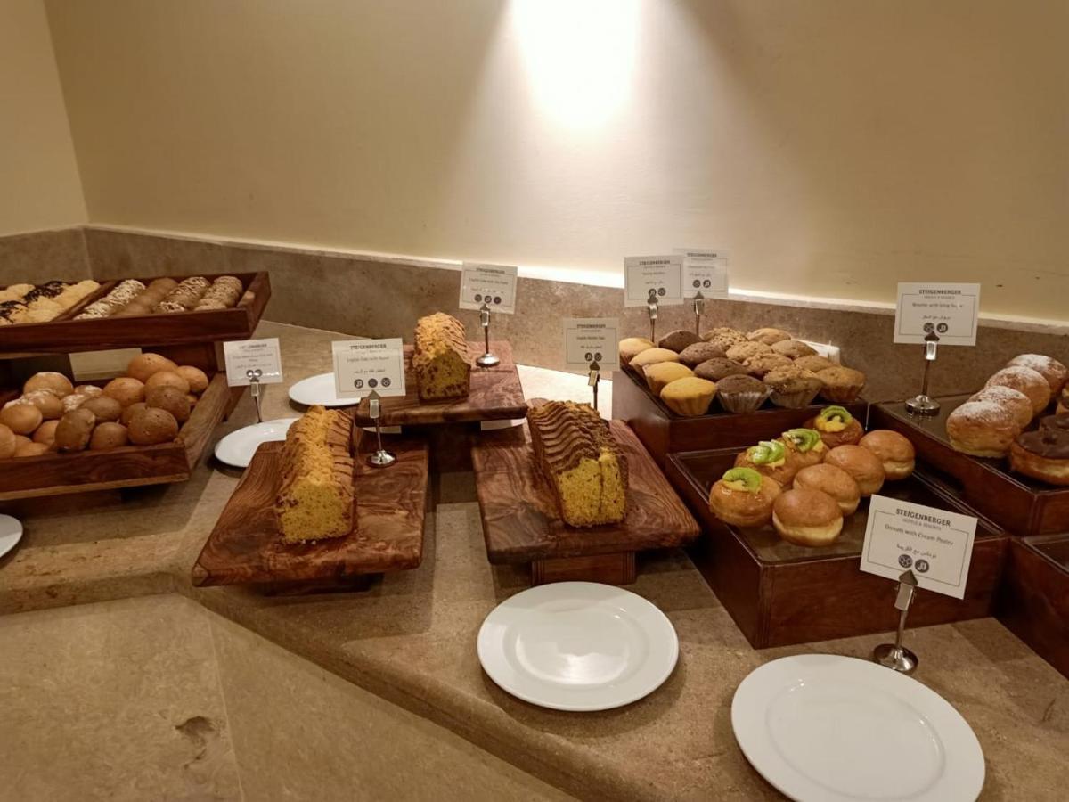 Steigenberger Resort Achti Luxor Exterior foto A selection of breads and pastries at a buffet